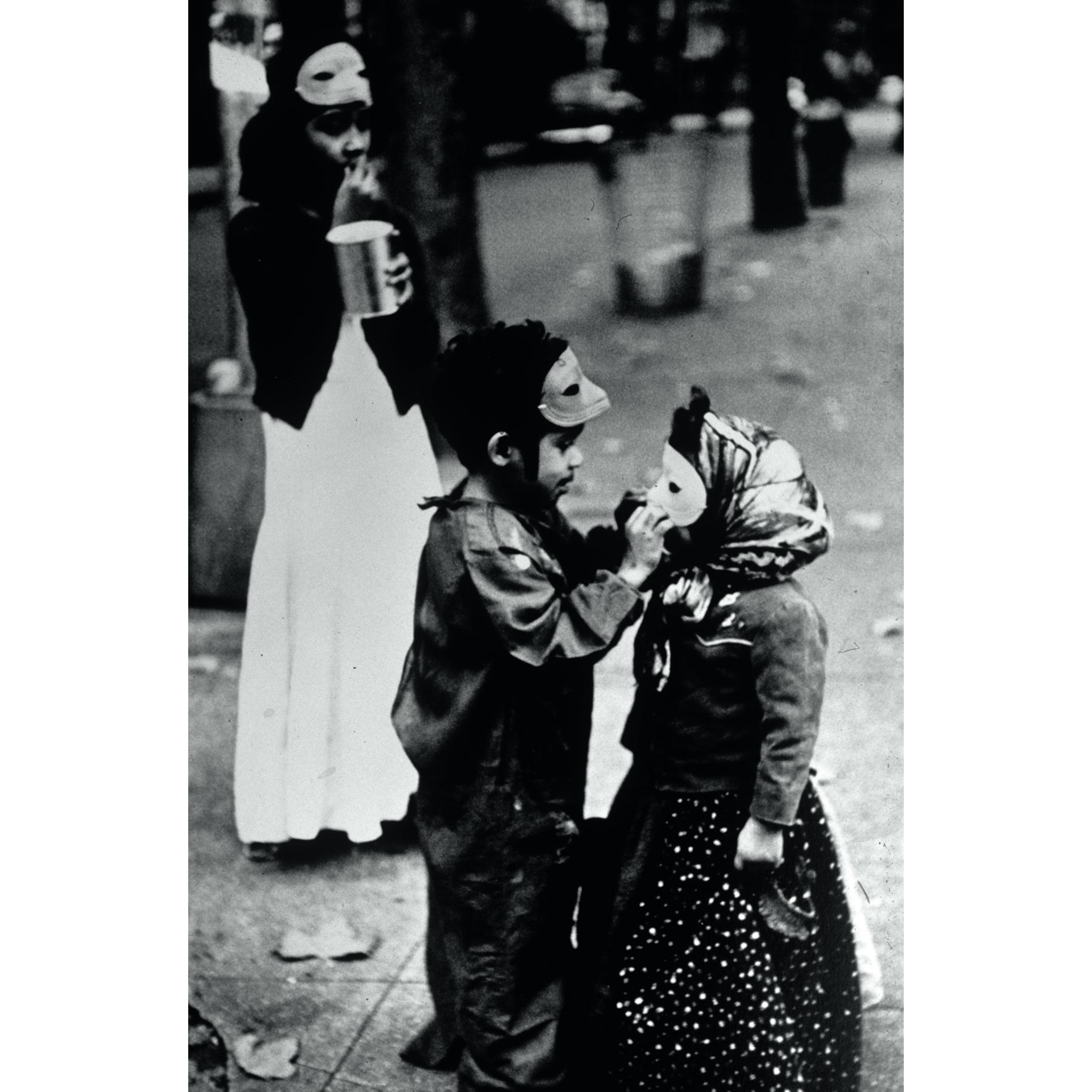 Steve Schapiro - Halloween in Brooklyn Heights, 1960